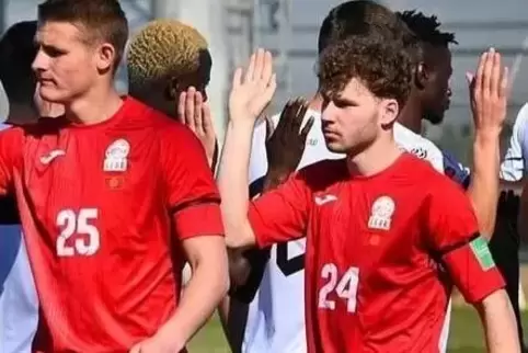 2023: Kimi Merk (rechts) im Trikot der kirgisischen U20-Nationalmannschaft bei einem Testspiel in der Türkei.