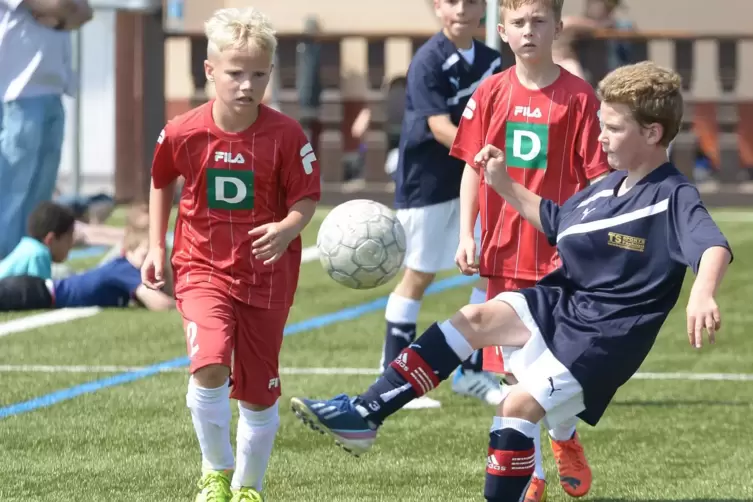 2014: Kimi Merk (am Ball) im Trikot der Grundschule Gersbach/Windsberg/Winzeln beim Spiel gegen die Grundschule Fehrbach. 