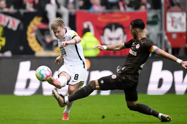 Jean Zimmer, hier im Spiel beim FC St. Pauli, erwischte gegen F&uuml;rth einen gebrauchten Tag. 