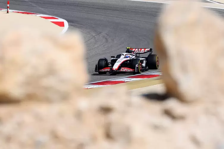 Allein auf weiter Flur: Nico Hülkenberg bei den Formel-1-Tests in Bahrain, wo in der Steinwüste von Sakhir nun die Saison beginn