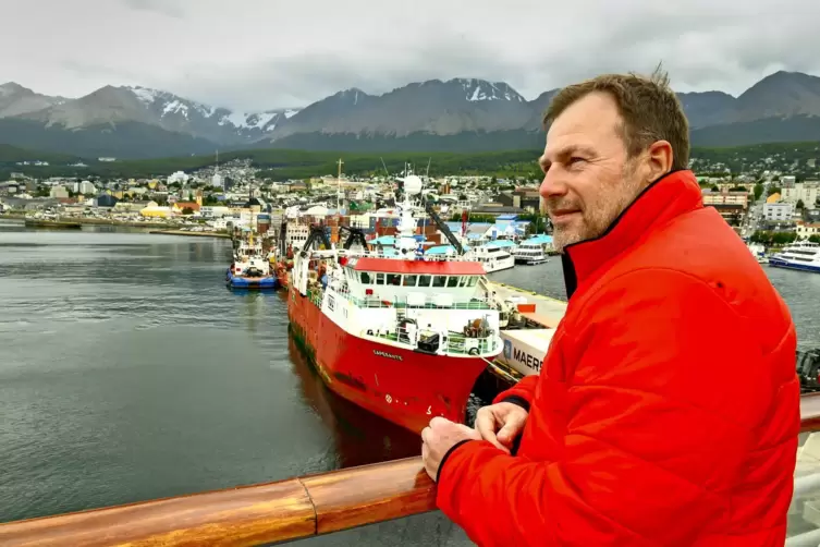 Jan Byrde im Hafen von Ushuaia: 125 Länder hat er gesehen oder ein paar mehr. An Bord stieg er auf zum Lektor und Kreuzfahrtdire