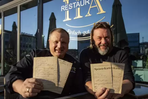  Andreas Damm (rechts) hat mit Thomas Frisch Essen von einer alten Speisekarte nachgekocht – mit großem Erfolg bei den Gästen. 