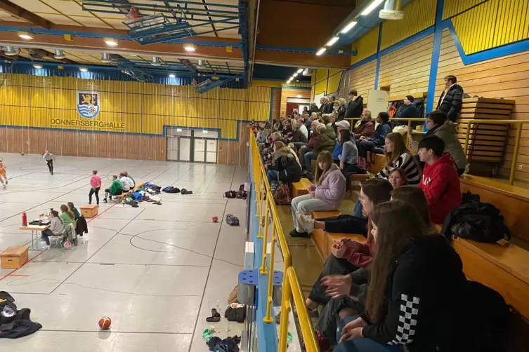 Tolle Kulisse vergangene Woche in der Donnersberghalle. Über 160 Zuschauer verfolgten das Basketball-Derby in der Landesliga Rhe