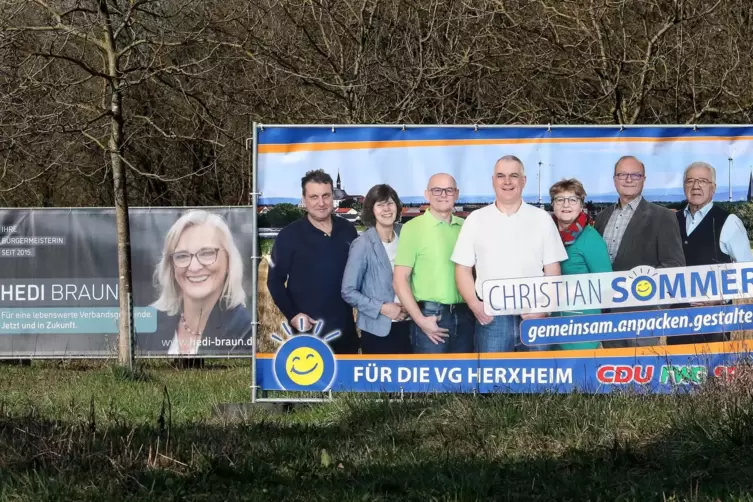 An zahlreichen Stellen in der Verbandsgemeinde Herxheim stehen Wahlplakate. 
