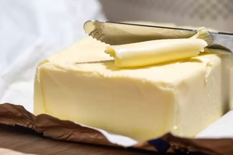 Viele Händler bieten Butter wieder günstiger an.
