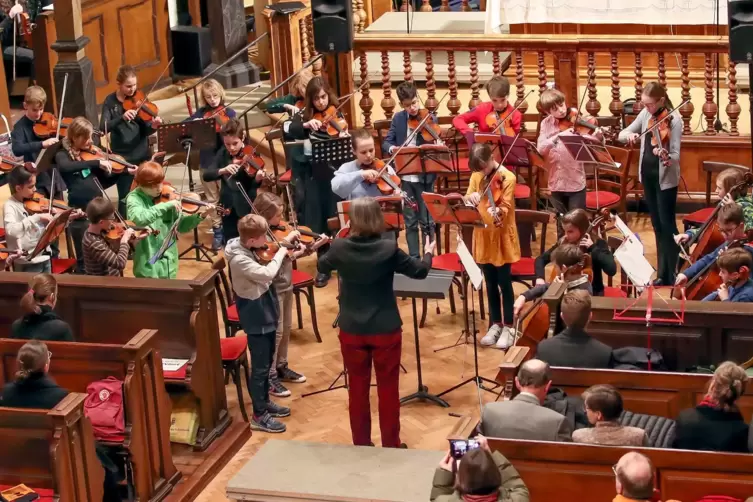 Ode an die Freude: Es spielt die Streicherklasse der fünften Klassen zum Auftakt des Konzerts in der Speyerer Dreifaltigkeitskir