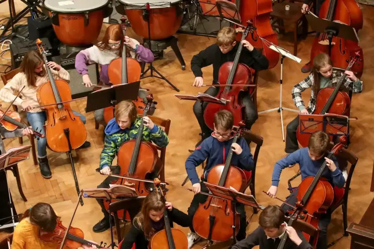 Ode an die Freude: Es spielt die Streicherklasse der fünften Klassen zum Auftakt des Konzerts in der Speyerer Dreifaltigkeitskir