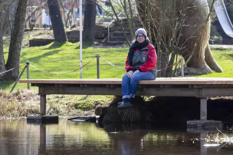 Parkleiterin Christine Schweigert präsentiert einen neuen Steg auf der Gartenschau. 