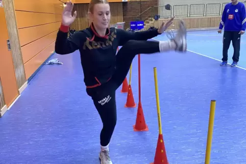 Selina Renner absolviert einen Parcours, in dem die Torleute ihre Beine ziemlich hoch bringen müssen.