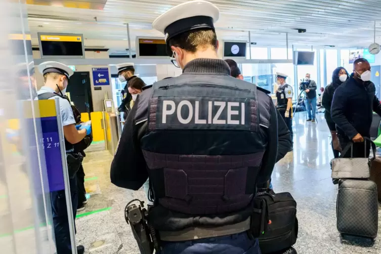 Polizei am Flughafen Frankfurt. 