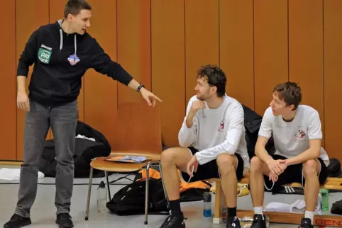 Hinspiel im letzten November gegen BC Neu-Isenburg: Trainer Nils Uhrig von der SG TV Dürkheim/BI Speyer II gibt Anweisungen; in 