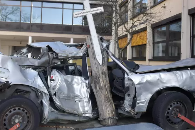 Mahnmal auf dem Schulhof: Dieses Unfallauto macht bei den Schülern Eindruck.