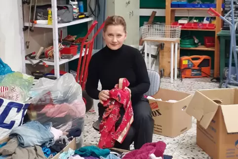 Allerhand: Bozena Christmann beim Sortieren der Kleidung. 