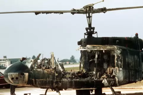Symbol des Scheiterns: ein ausgebrannter Hubschrauber auf dem Flugplatz Fürstenfeldbruck nach der misslungenen Geiselbefreiung.