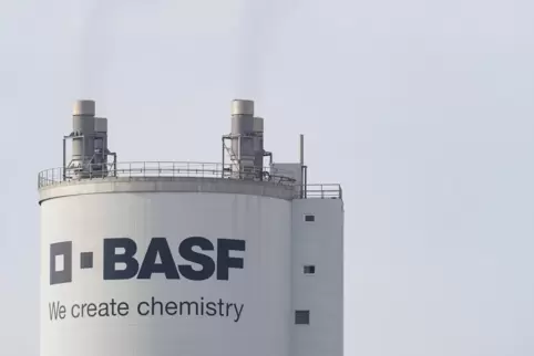 Rund 111.000 Mitarbeiter weltweit, über ein Drittel davon am Stammwerk in Ludwigshafen: Die BASF ist das größte Chemieunternehme