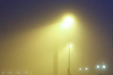 Wenn die Technik in Straßenlaternen modernisiert wird, können Kommunen Stromkosten einsparen. 
