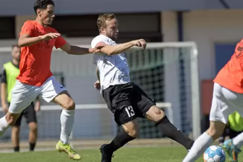 Hat auch schon das FCK-Trikot getragen: Arminia-Spieler Fabian Herchenhan (rechts).