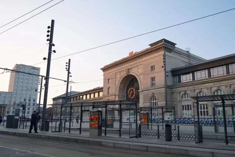 Ebenso verwaist wie der angrenzende Taxistand: der Bahnhofsvorplatz.