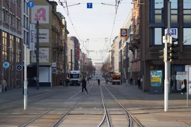 Ungewohnte Fluchten: Blick in die Breite Stra&szlig;e. 