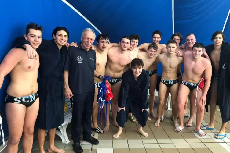 Sie setzten ein Ausrufezeichen gegen Spandau: die U18-Wasserballer des SC Neustadt und ihr Trainer Peter Jacqu&eacute; (Dritter von lin