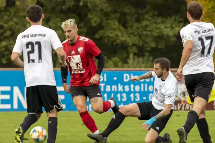 Gauersheim (weiße Trikots) muss noch einiges an Punkten sammeln, um in der A-Klasse zu bleiben. 