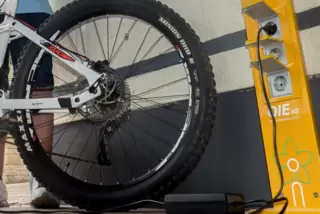 In Niederalben befindet sich die Ladestation für E-Bikes in der Nähe der Gaststätte „Zum Steinalbtal“. 