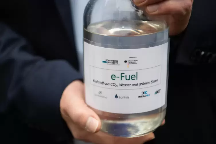 Auch an der Universität in Karlsruhe wird an der Herstellung von E-Fuels geforscht. 