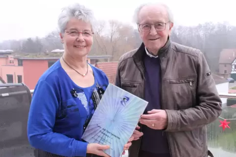 Mireille Giel und Albert Herrmann mit dem Buch „Turn- und Sportgemeinde Eisenberg“. 