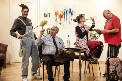 Damit es bei der Premiere am 11. März klappt, probt die Theatergruppe des TuS Knittelsheim seit Januar (v.l.n.r.): Ussi Ferraoun