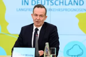 Bundesverkehrsminister Volker Wissing richtet in der EU schweren Schaden an. Bundesverkehrsminister Volker Wissing richtet in der EU schweren Schaden an.