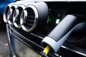 Audi setzt auf E-Autos, nicht auf E-Fuels. „Wir steigen 2033 aus dem Verbrenner aus, weil das batterieelektrische Fahrzeug die e Audi setzt auf E-Autos, nicht auf E-Fuels. „Wir steigen 2033 aus dem Verbrenner aus, weil das batterieelektrische Fahrzeug die e