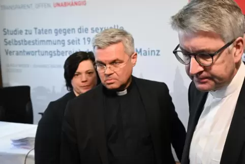 Peter Kohlgraf (r), Bischof von Mainz, kommt bei der Vorstellung der Missbrauchsstudie in Mainz. 