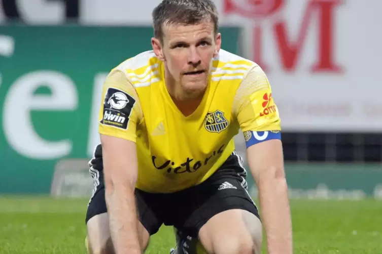 Am Boden? Iwo. Manuel Zeitz, als Kapitän des 1. FC Saarbrücken meist im Wartestand auf der Bank, zeigt sich kämpferisch. 
