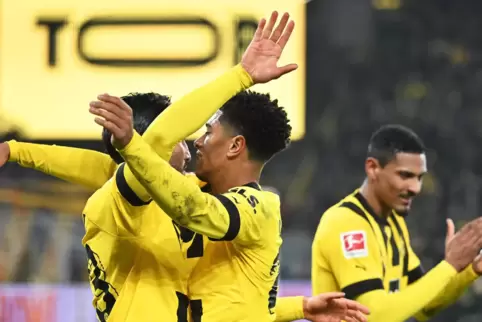 Wille, Leidenschaft – und ein bisschen Glück: Emre Cans (links) Schuss zum 2:0 gegen Leipzig wird zweimal abgefälscht, bevor er 