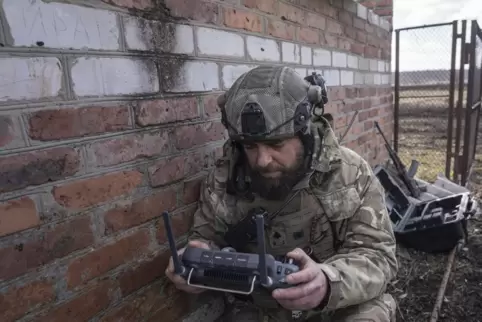 Ein ukrainischer Soldat schaut auf den Bildschirm einer ferngesteuerten Drohne während der Kämpfe an der Frontlinie in der Nähe 