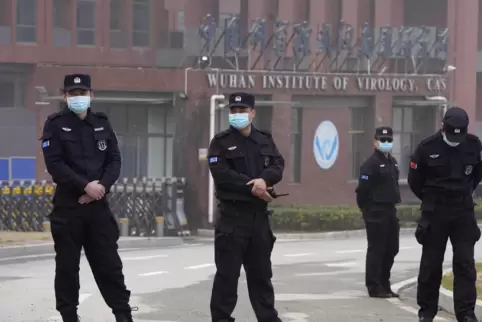 China, Wuhan: Sicherheitspersonen stehen vor dem Eingang des Wuhan Instituts für Virologie (WIV).