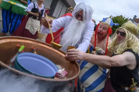Beim Heimatfestumzug im Jahr 2019 waren unter anderem die Gallier mit ihrem Zaubertrank dabei. 