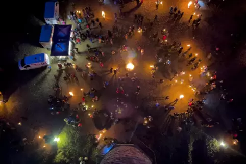 Die Stimmung ist großartig, es gibt ein Lagerfeuer, Bratwurst, Glühwein und Jagdmusik. 