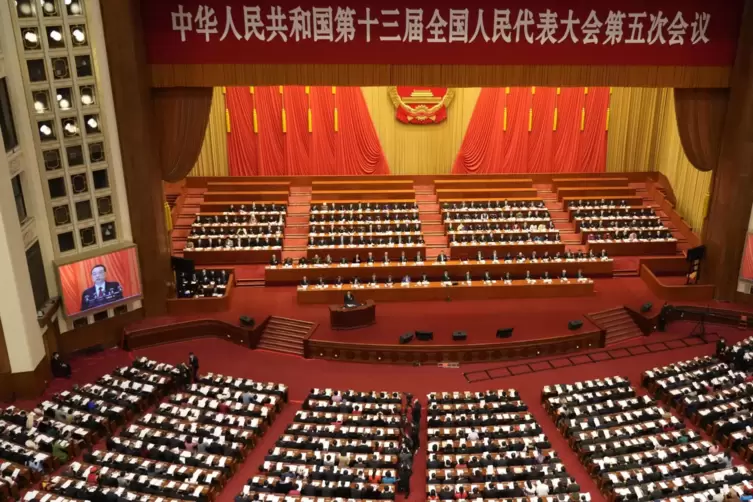 Während der Jahrestagung des Nationalen Volkskongresses hält Ministerpräsident Li Keqiang seinen Rechenschaftsbericht. 