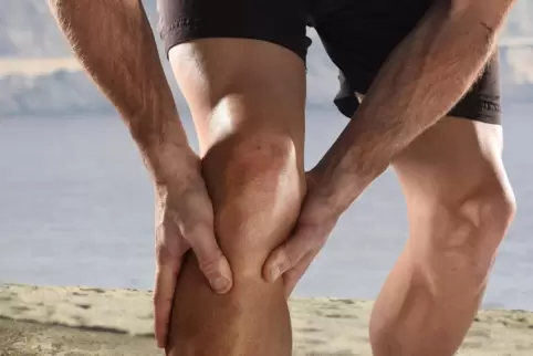 Auch jüngere Menschen, insbesondere Sportler, können Knieprobleme haben. 