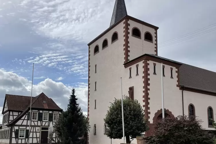 St. Laurentius-Kirche Minfeld mit dem unter Denkmalschutz stehenden Pfarrheim in der Herrengasse. 