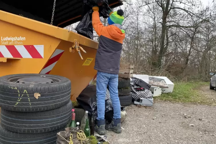 Es ist wieder einiges zusammen gekommen bei der Müllsammelaktion rund um die Rehbachmündung: Helfer Jan Böße wirft seinen Müllsa