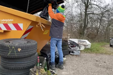 Es ist wieder einiges zusammen gekommen bei der Müllsammelaktion rund um die Rehbachmündung: Helfer Jan Böße wirft seinen Müllsa