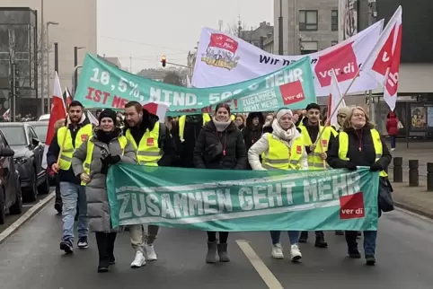 Protestzug durch Ludwigshafen. Mehr als 1000 Beschäftigte des Öffentlichen Dienstes haben bereits Mitte Februar in der Innenstad