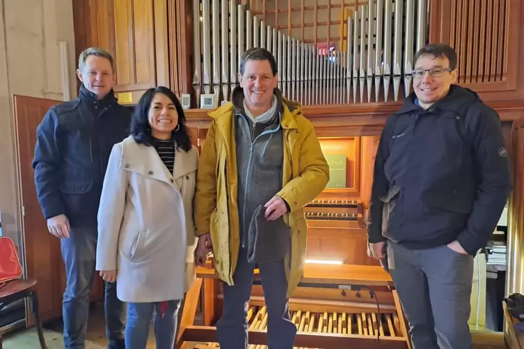 Haben die Kirchenorgel unter die Lupe genommen (von links): Orgelsachverst&auml;ndiger Andreas Schmidt, Pfarrerin Almendra Garci de R