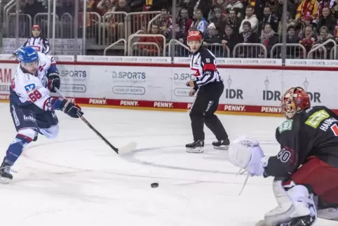 Von der Strafbank kommend gelingt Fabirizio Pilu in Düsseldorf der 1:0-Führungstreffer der Adler. 