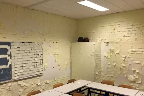 Ein Abiturjahrgang des Sickingen-Gymnasiums in Landstuhl hatte vor einigen Jahren einen Klassensaal komplett mit Post-It-Zetteln