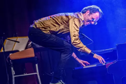 Bei der 15. Kerchemer Tributenacht war Bastian Korn in seinem Element am Piano in der Rolle von Elton John oder Billy Joel.