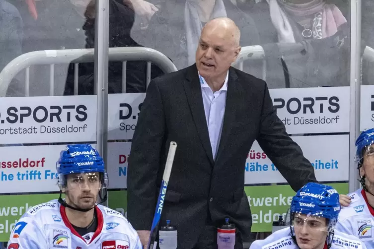 Sein Pokerspiel hatte erstmal Erfolg: Adler-Trainer Bill Stewart. 