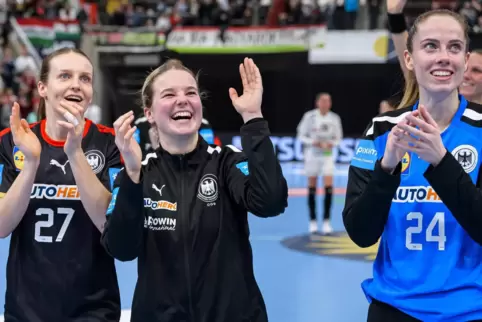 Fröhliche Rückkehr ins Nationalteam: Amelie Berger (Mitte) neben Torhüterin Sarah Wachter (rechts) und Julia Maidhof. 